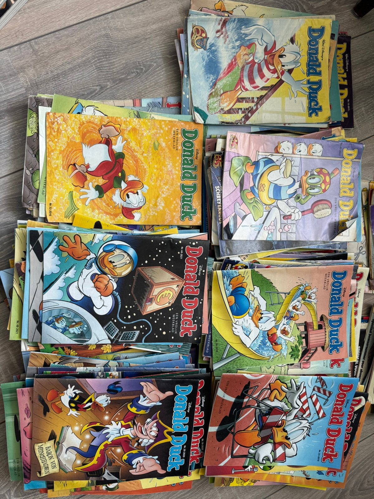 Donald Ducks aantal jaartallen, pockets en vakantieboeken, Meerdere comics, Ophalen, Zo goed als nieuw, Europa