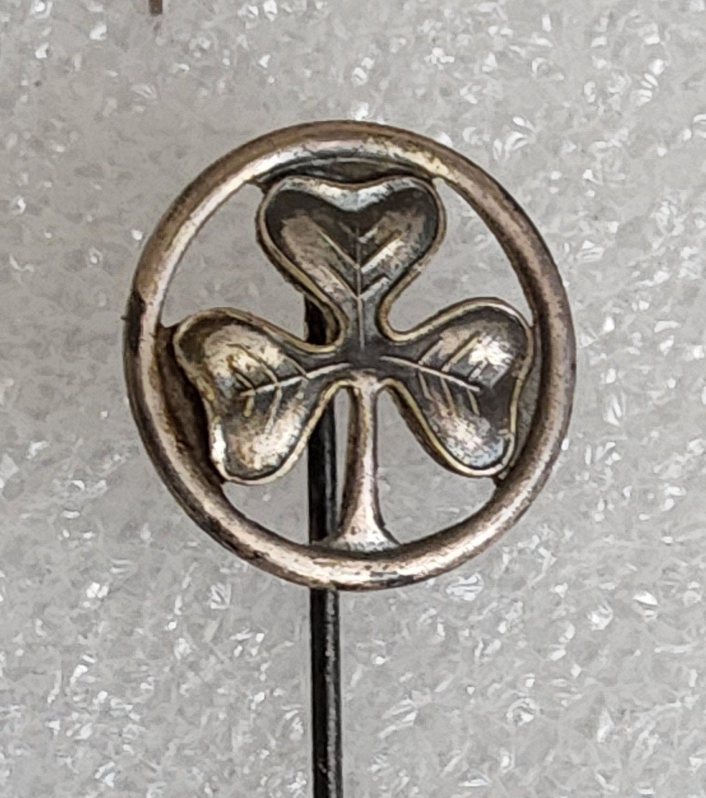 Speldje Ierse Shamrock Klavertje Drie in Cirkel, Verzamelen, Ophalen of Verzenden, Gebruikt, Overige onderwerpen, Speldje of Pin