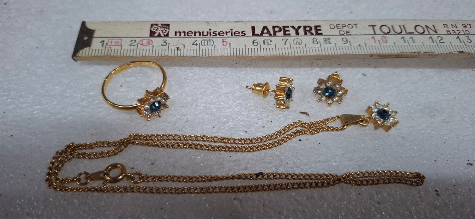 Sieradenset: Ring, Oorbellen en Hanger met Ketting (goud?), Overige materialen, Gebruikt, Met edelsteen, Ophalen of Verzenden