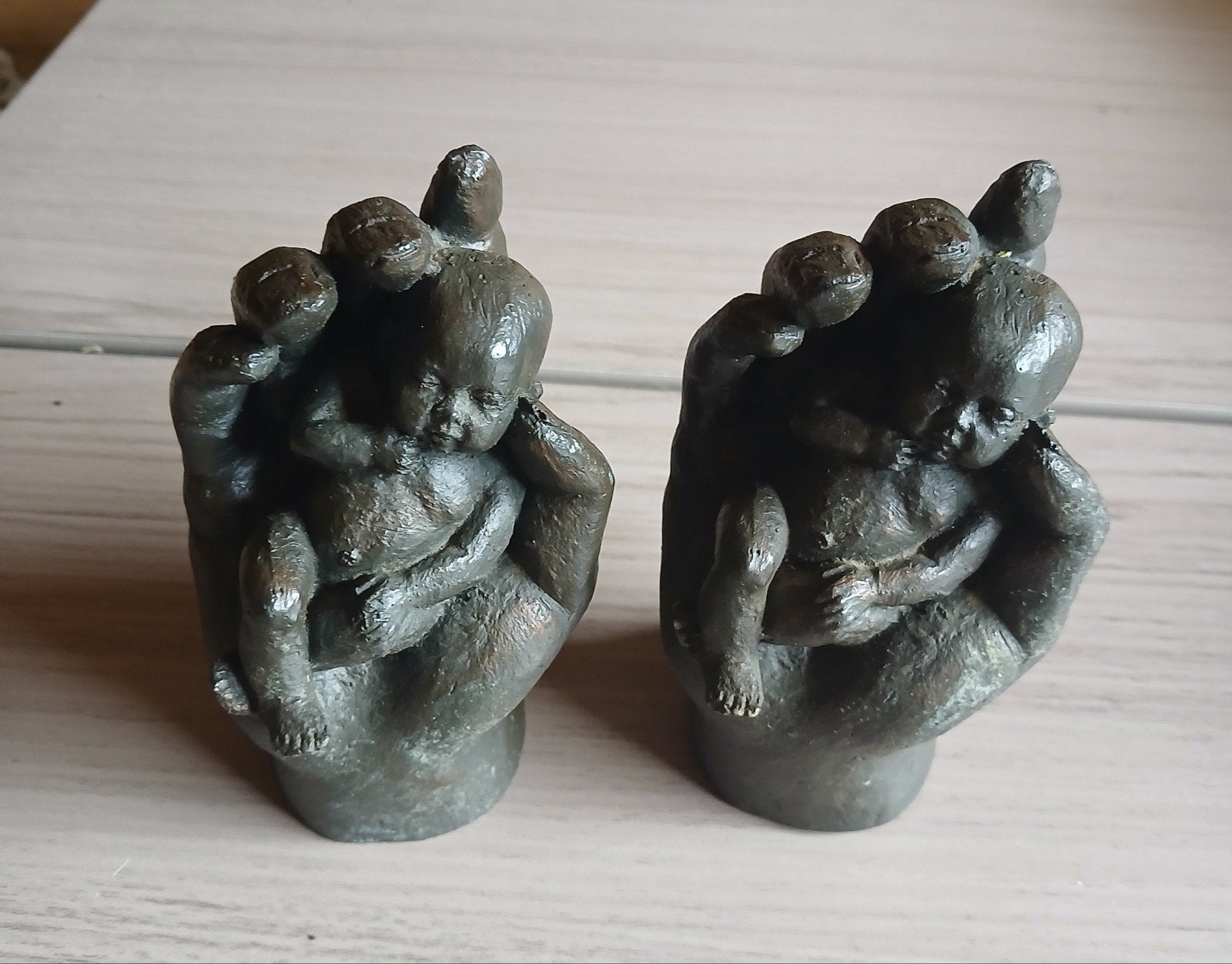 Twee beelden: baby in hand, Alberto, Overige onderwerpen, Minder dan 20 cm, Gips, Ophalen of Verzenden