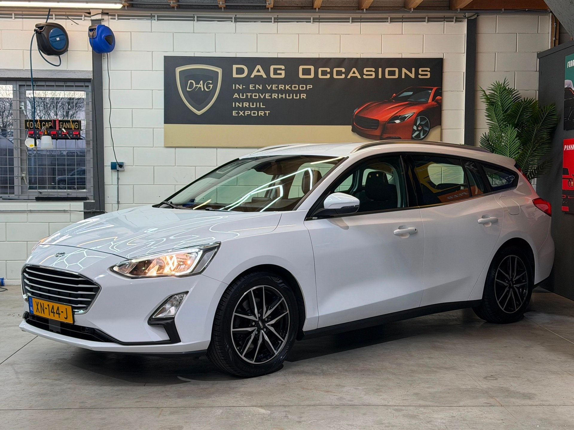 Ford Focus Wagon 1.0 EcoBoost NAV|CRUISE|CARPLAY|TREKHAAK, Auto's, Ford, Gebruikt, 1283 kg, Wit, Origineel Nederlands