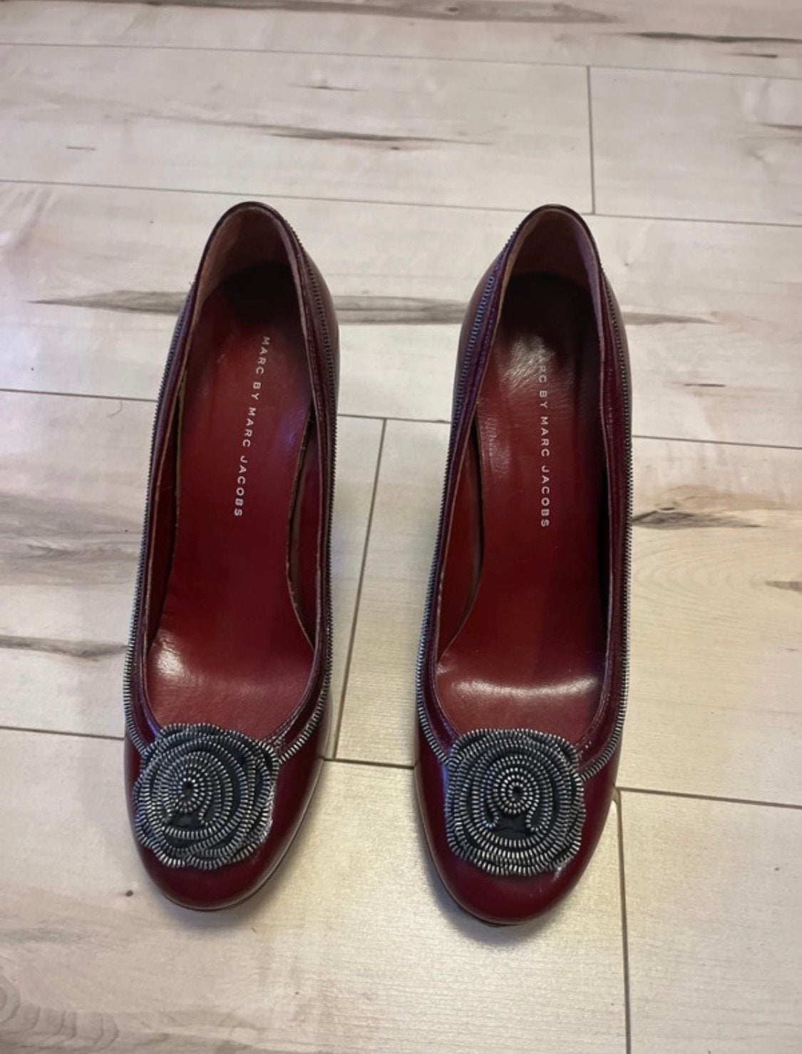 Marc Jacobs Pumps Bordeaux met Roosjes Maat 40, Pumps, Ophalen of Verzenden, Zo goed als nieuw, Rood