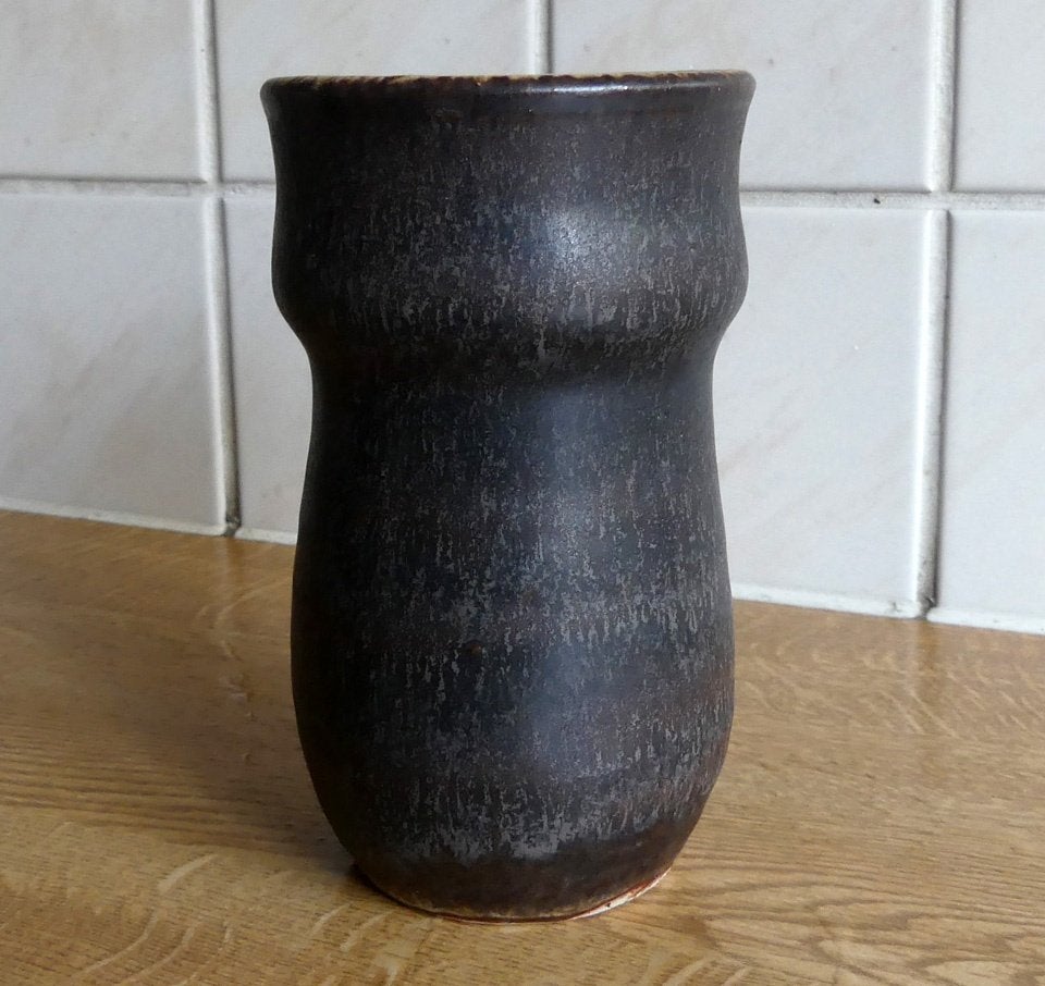 Loré Beesel vintage vaas donkerbruin Nederlands keramiek, Gebruikt, Bruin, 14 cm, Ophalen of Verzenden