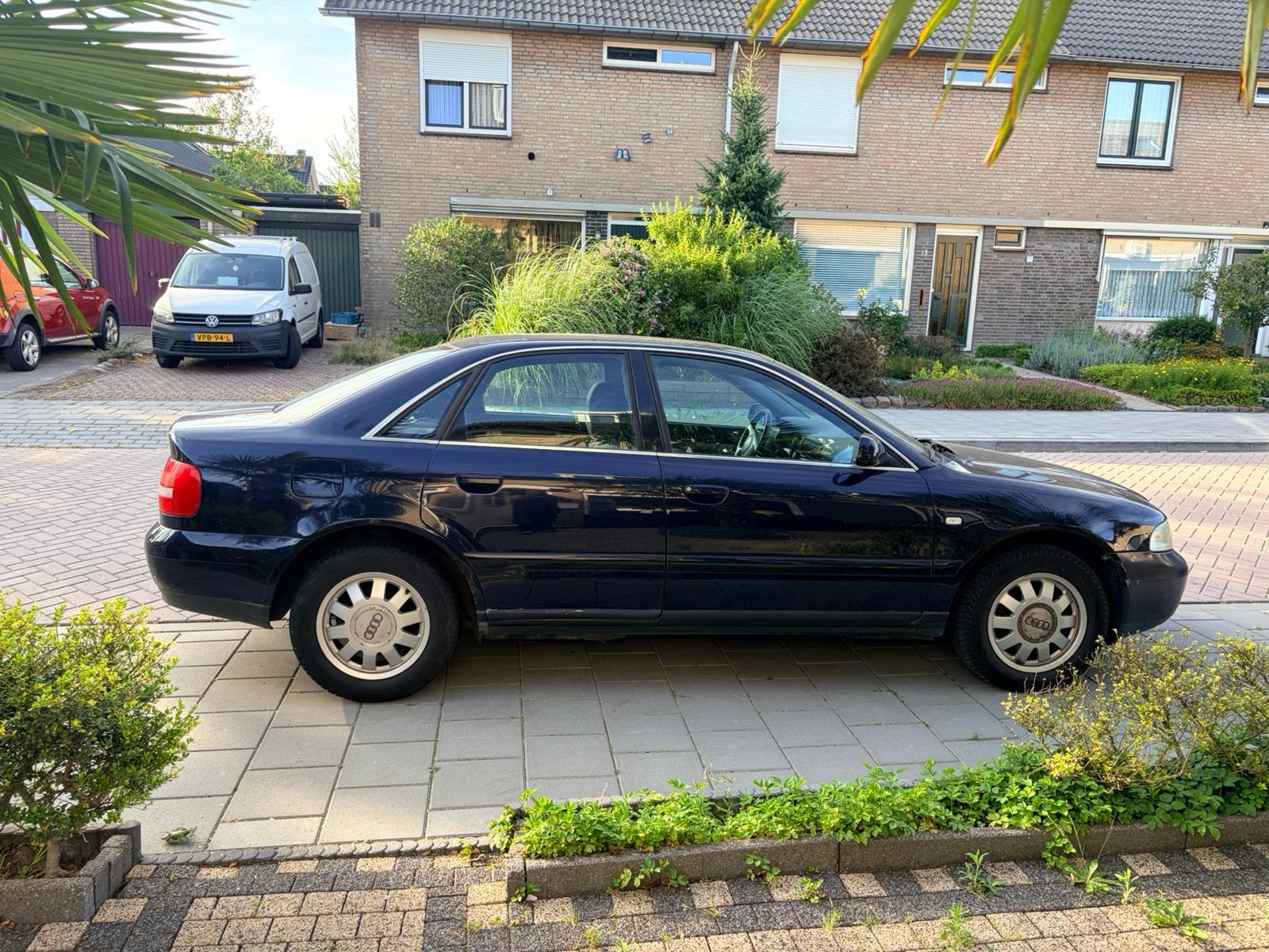 Audi A4 1.8 20V 92KW 1999 Blauw, Auto's, Audi, Voorwielaandrijving, 125 pk, Mistlampen, 4 cilinders