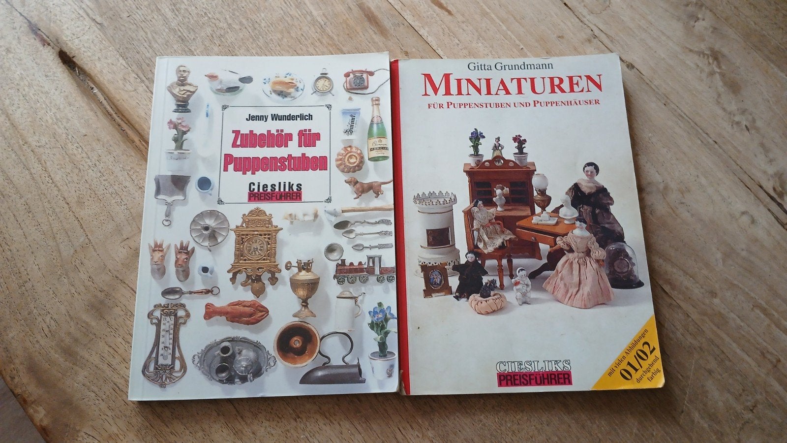 Twee boekjes over antiek miniaturen, Antiek en Kunst, Antiek | Speelgoed, Verzenden