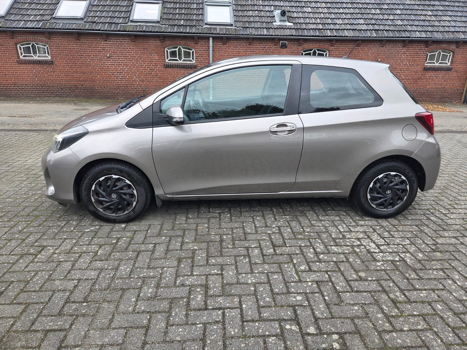 Toyota Yaris 1.0 16V Vvti 3DR 2014 Airco! Camera! Nw Apk!, Auto's, Voorwielaandrijving, 40 €/maand, Euro 6, Bruin