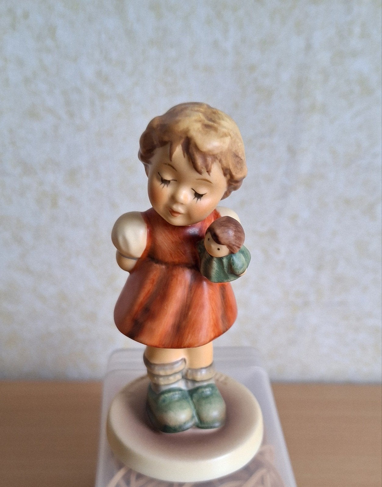 Hummel beeldje: Meisje met pop (2001/2002) (m2454228929) — Beelden en ...
