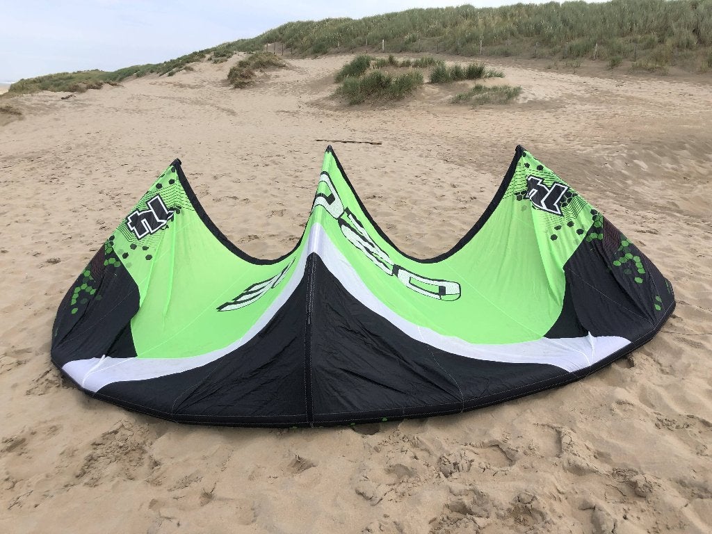 Ozone Catalyst V1 14m2 kite met bar en tas, Watersport en Boten, Kitesurfen, Zo goed als nieuw, Kite, 14 m², Geen board, Ophalen of Verzenden