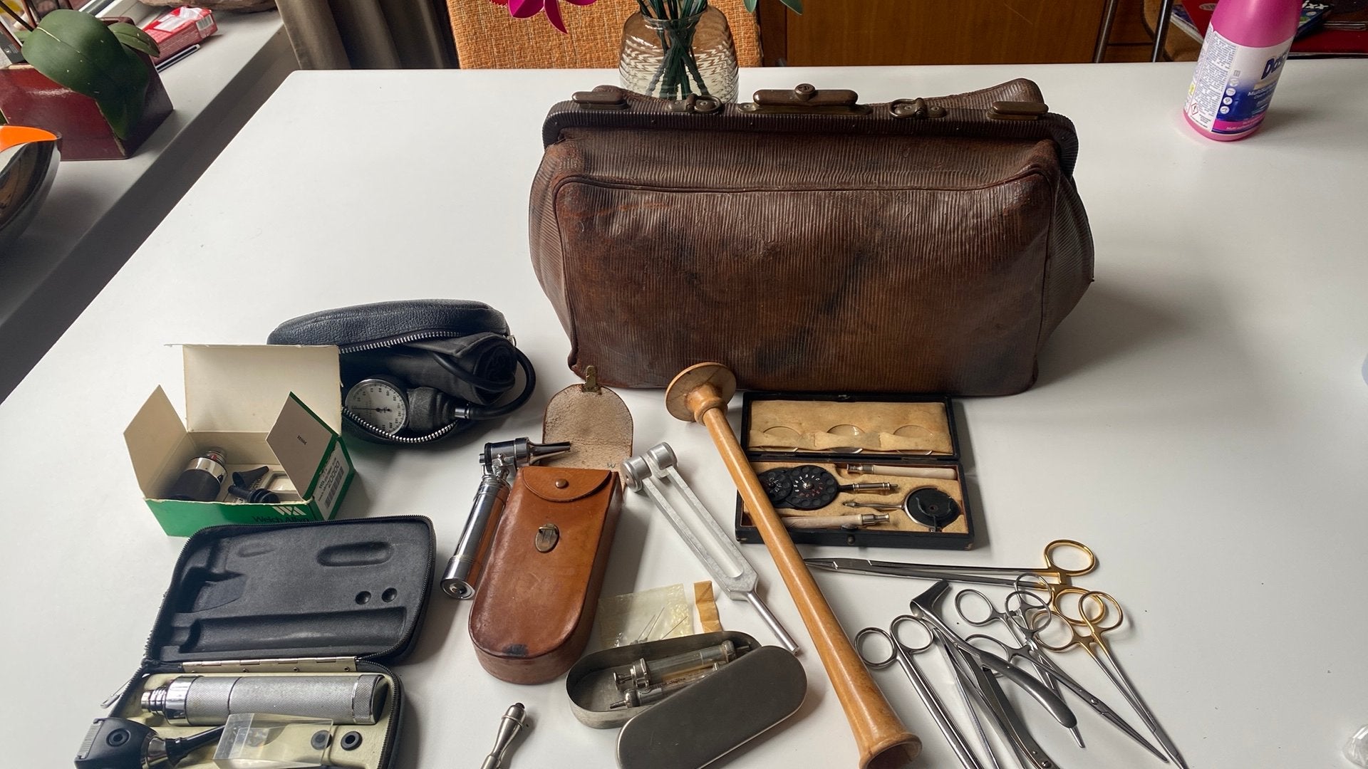Antieke dokterstas met medische attributen, Antiek en Kunst, Curiosa en Brocante, Ophalen of Verzenden