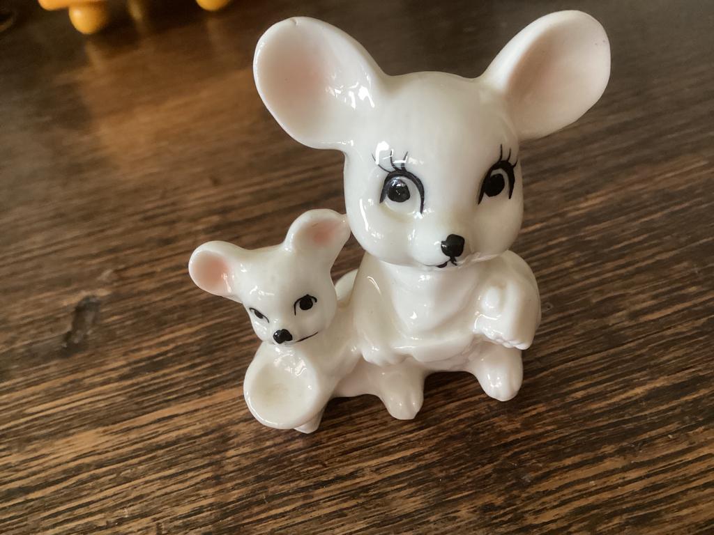 Muizen bone china porselein // hoog 5.5x6.5x4 cm, Verzamelen, Beelden en Beeldjes, Ophalen of Verzenden, Zo goed als nieuw, Dier