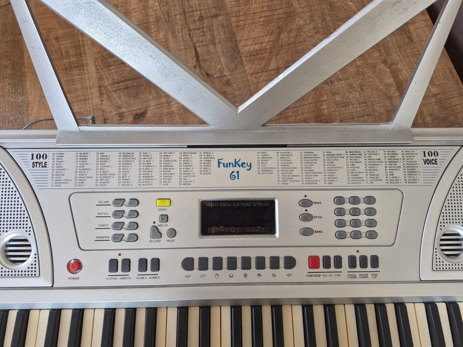 Foto 2 van FunKey 61 keyboard met standaard