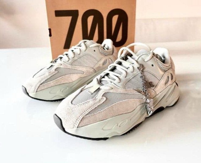 Adidas x Yeezy Boost 700 Salt | 40, Ophalen, Nieuw, Overige kleuren, Sneakers of Gympen