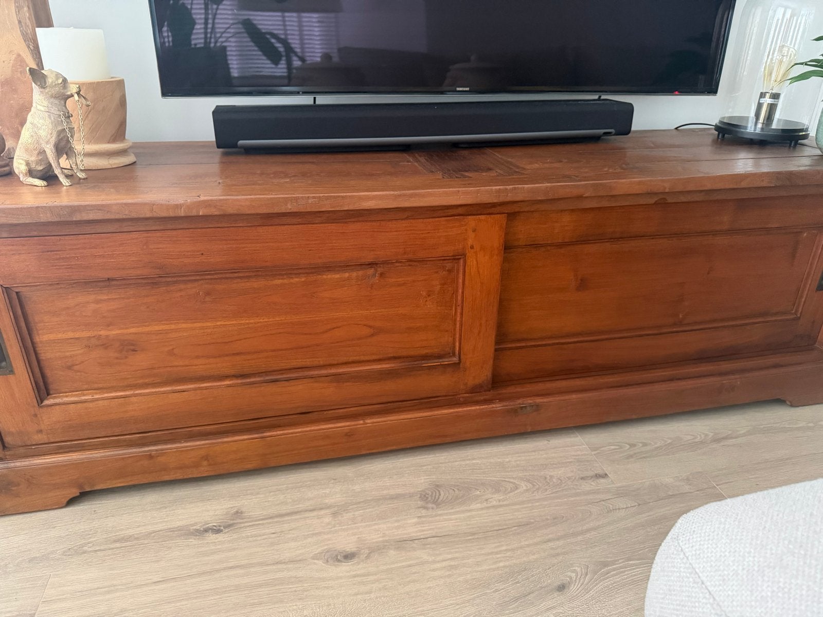 Massief houten tv-meubel met schuifdeuren, Ophalen, Gebruikt, 150 tot 200 cm, Minder dan 100 cm