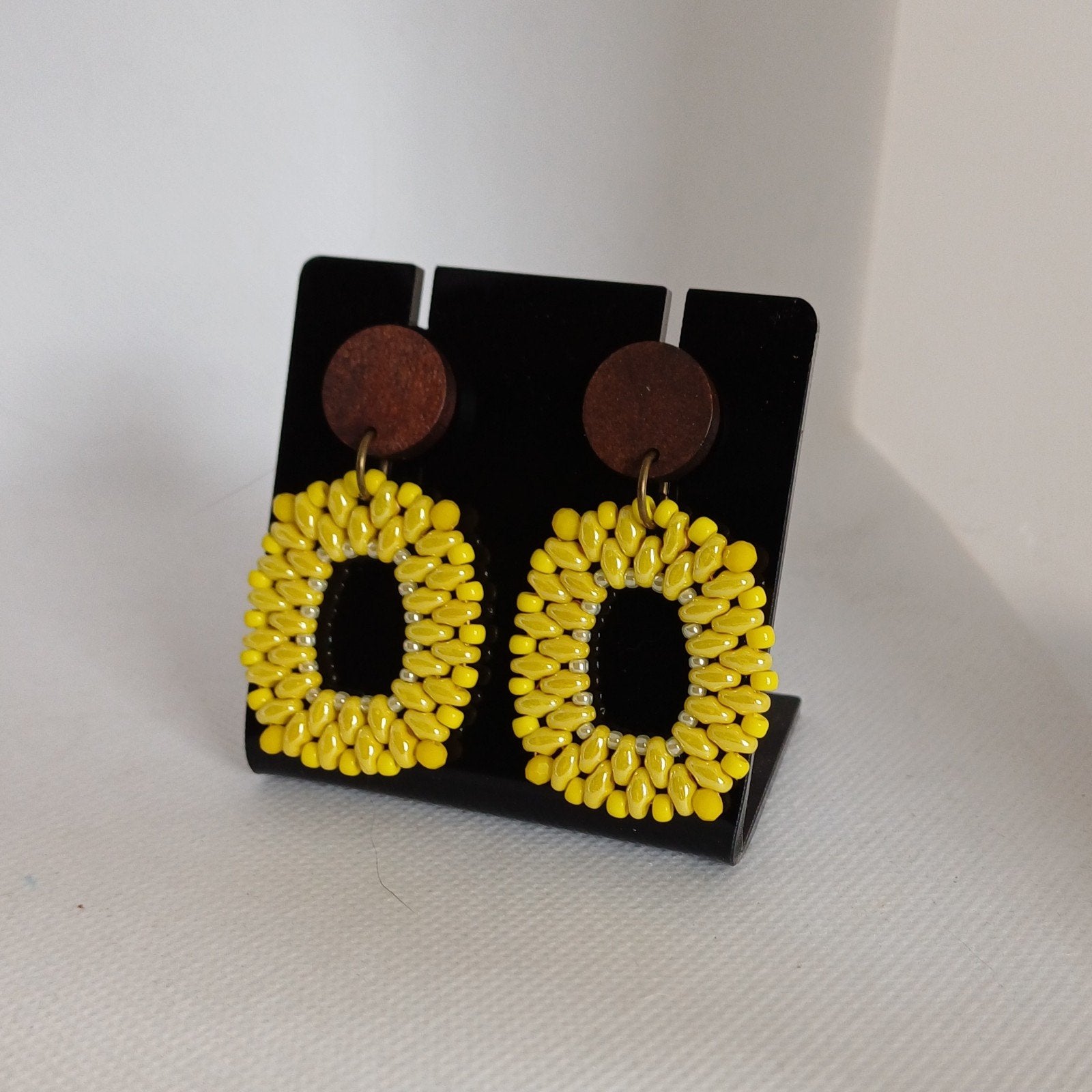 Unieke Gele Kralen Oorbellen met Houten Details, Sieraden, Tassen en Uiterlijk, Oorbellen, Overige materialen, Hangers, Geel, Nieuw