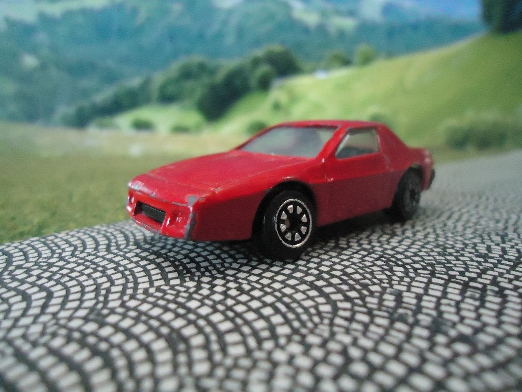 1:64 Pontiac Fiero - Welly rood, Ophalen of Verzenden, Gebruikt, Auto