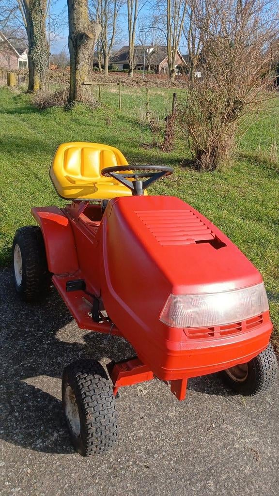 Goed lopende briggs and stratton zitmaaier/trekker, Tuin en Terras, Grasmaaiers, Gebruikt, Benzine-grasmaaier, Minder dan 30 cm