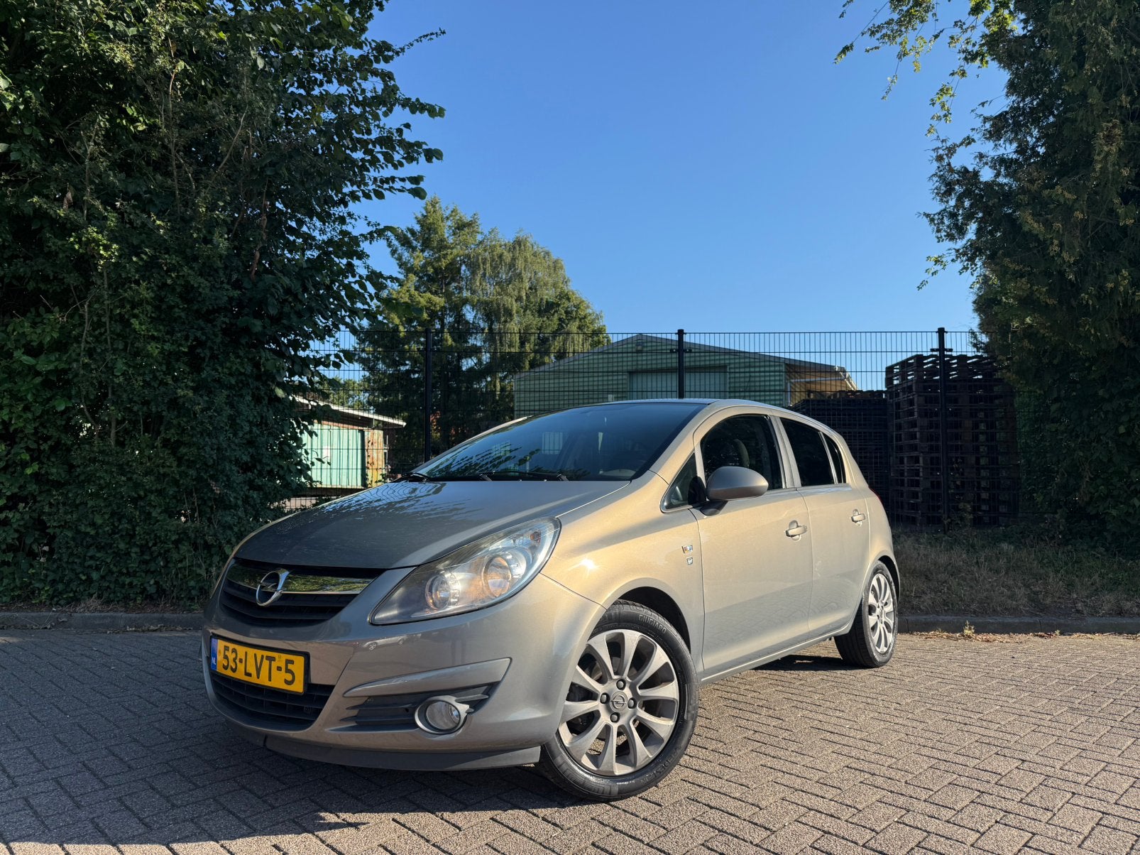 Opel Corsa 1.4 16V 101PK 2010 NL Auto APK Onderhoud Nieuw!, Auto's, Voorwielaandrijving, Euro 5, 4 cilinders, Bruin