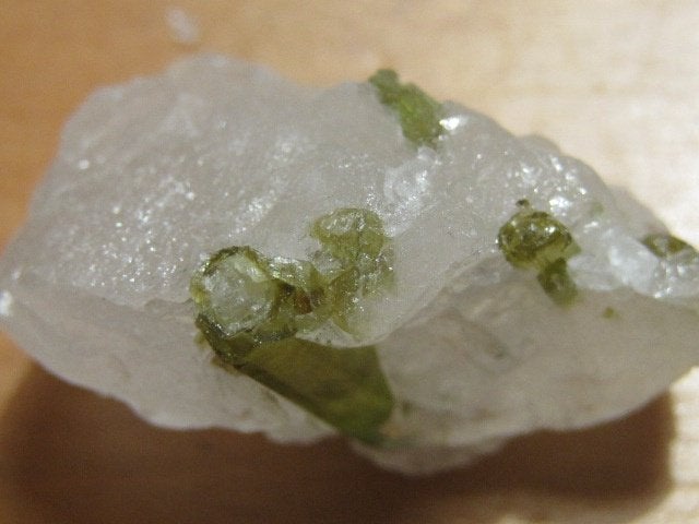 min. 2x ruwe GROENE TOERMALIJN IN KWARTS (2), Verzenden, Mineraal