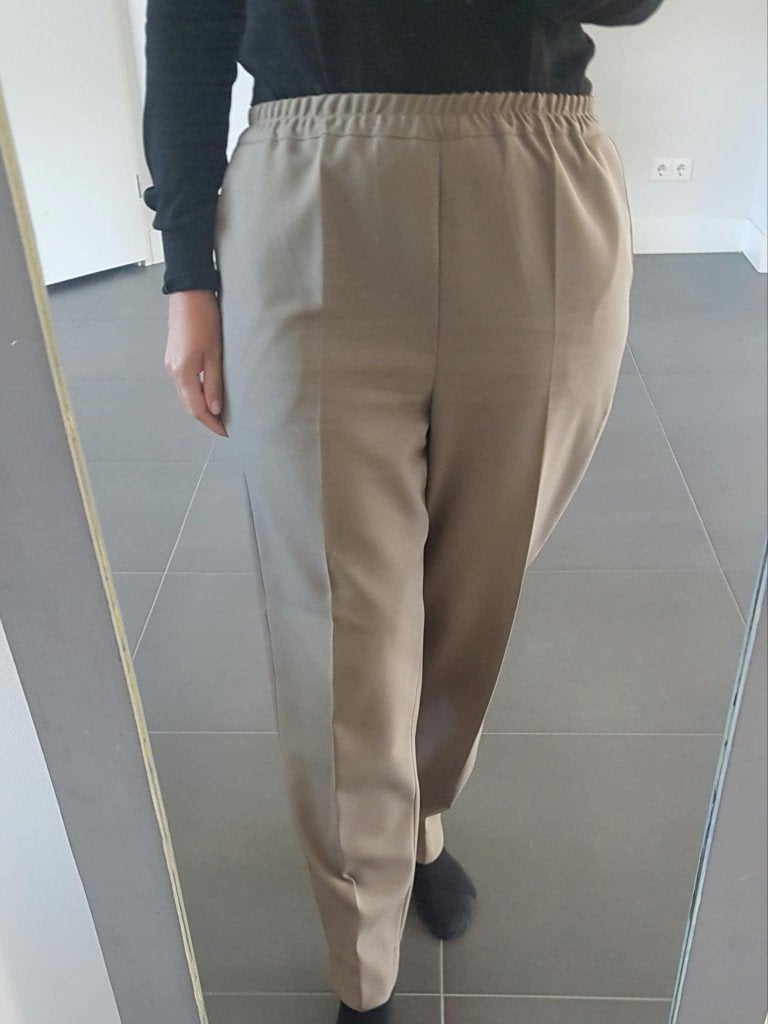 Broek Pantalon Donker Beige Elastische Tailleband 46, Kleding | Dames, Verzenden, Beige, Maat 46/48 (XL) of groter, Zo goed als nieuw