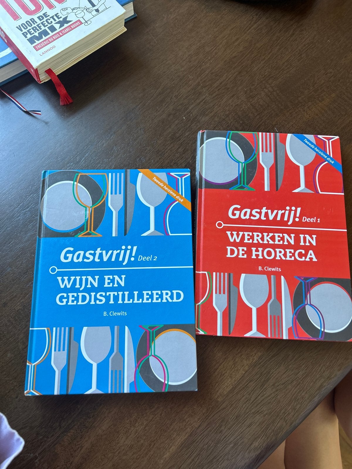 2 boeken Hotelschool: Gastvrij! Deel 1 & Deel 2, Boeken, Ophalen of Verzenden, Zo goed als nieuw, MBO
