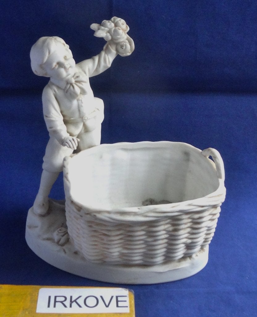 BISCUIT BEELDJE JONGEN MET MANDJE * Gemerkt *, Antiek en Kunst, Verzenden