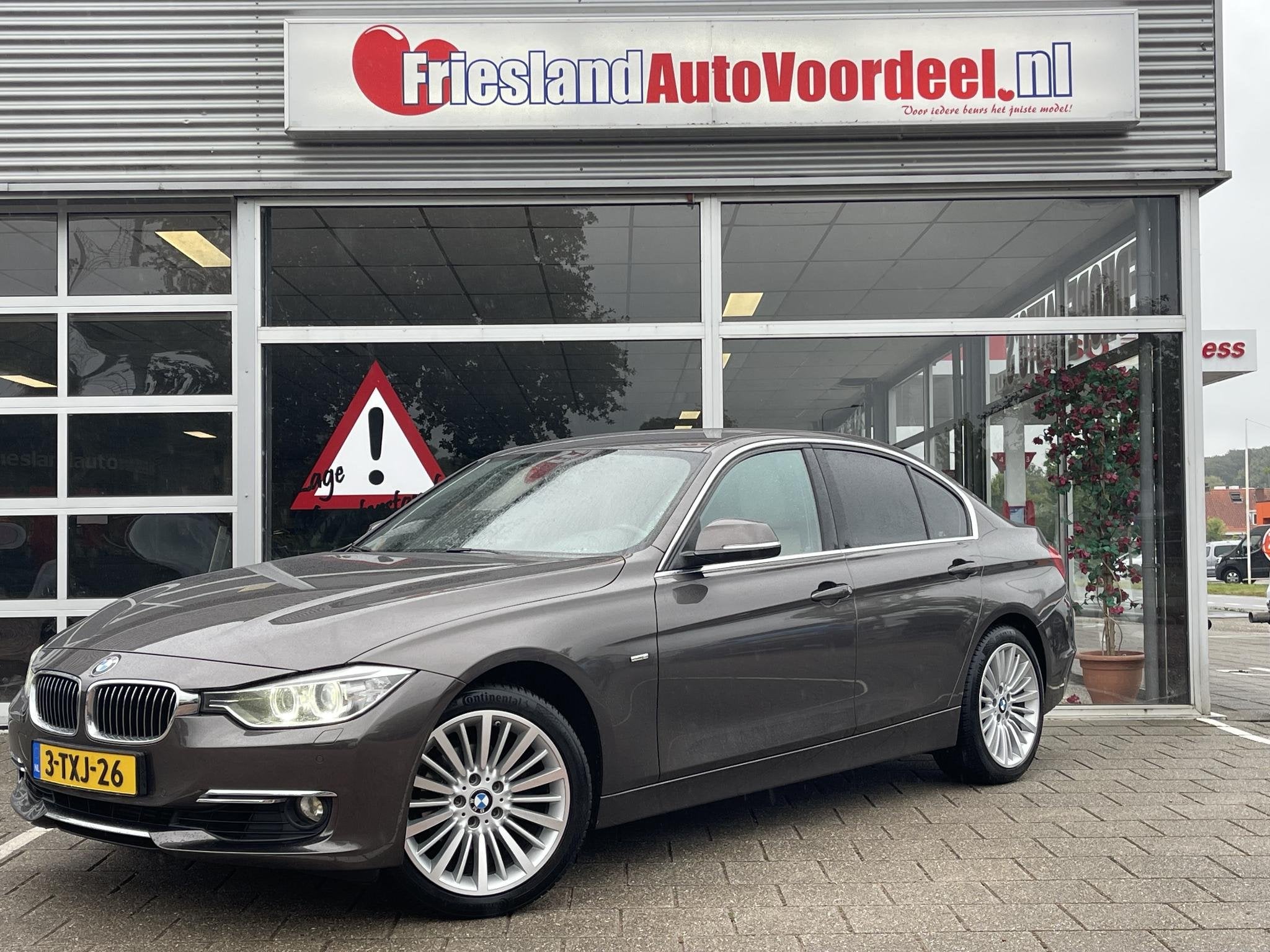 BMW 3-serie 320i High Executive /Automaat/Cruise/Climate/Spo, Auto's, BMW, Automaat, Achterwielaandrijving, Gebruikt, 4 cilinders