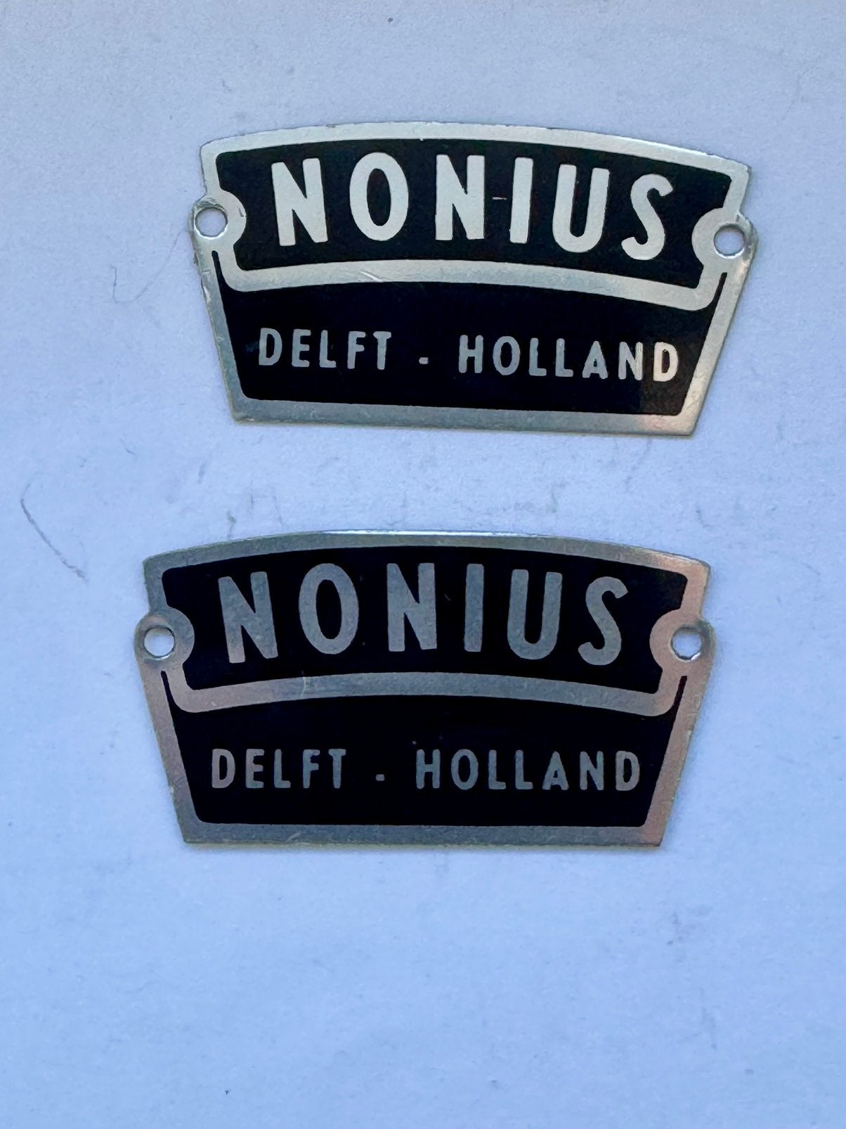 2 Metalen naamplaatjes Nonius Delft Holland Röntgenapparaten, Ophalen of Verzenden, Zo goed als nieuw, Overige typen