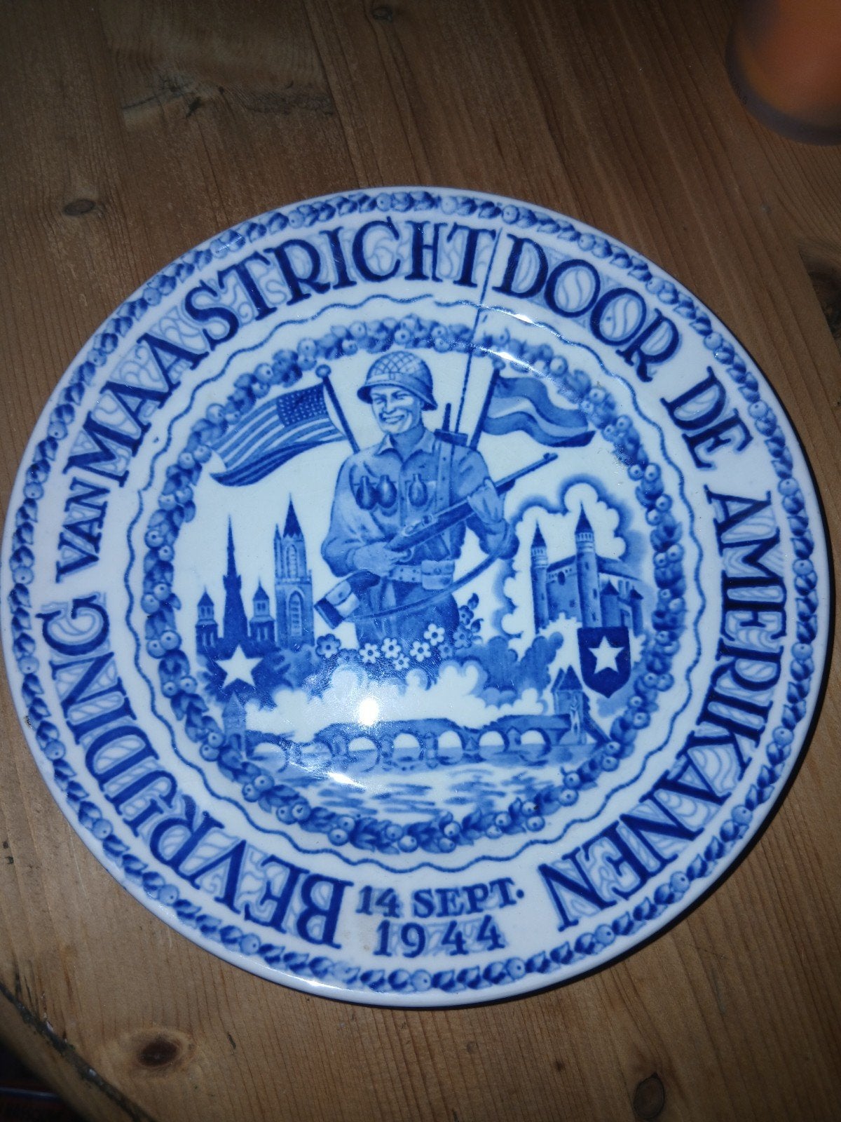 Vintage Maastricht Bevrijdingswandbord - 14 Sept. 1944, Ophalen of Verzenden, Landmacht, Nederland, Embleem of Badge