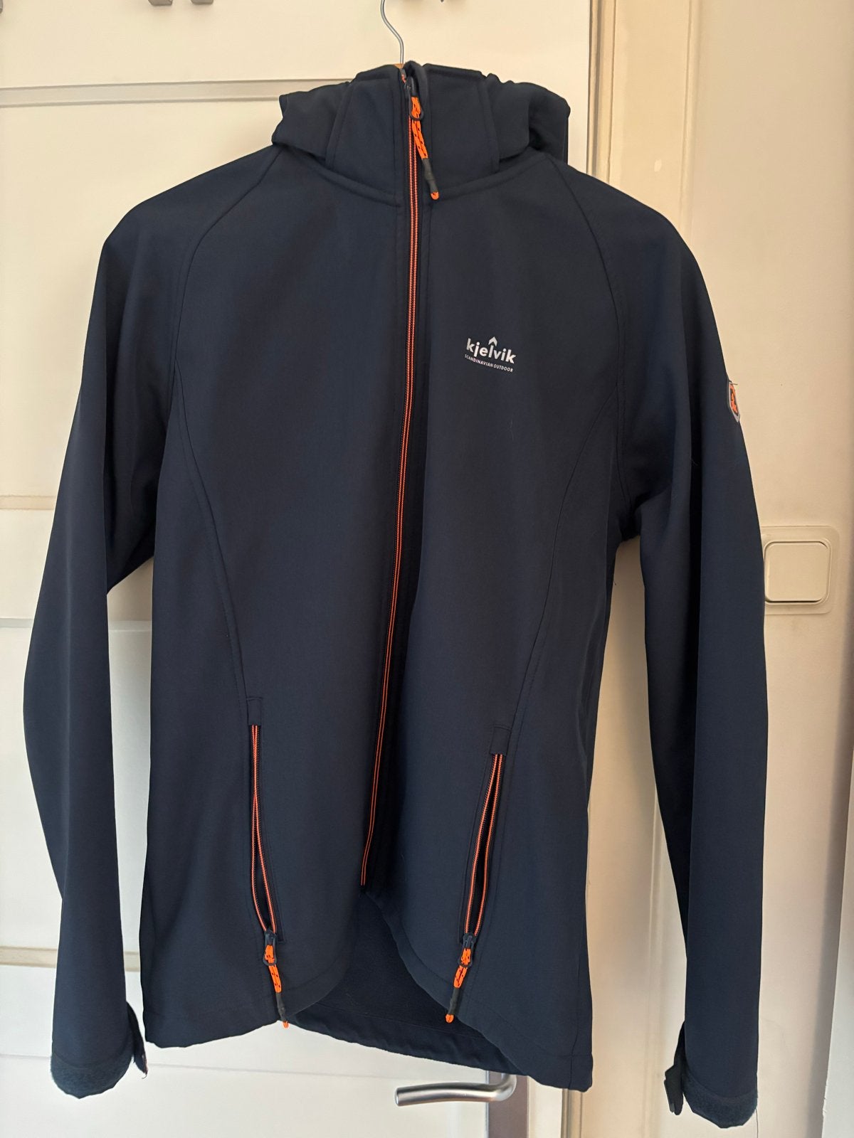 Kjelvik Softshell Jas - Donkerblauw met Oranje Details (M), Ophalen of Verzenden, Zo goed als nieuw, Maat 38/40 (M), Blauw