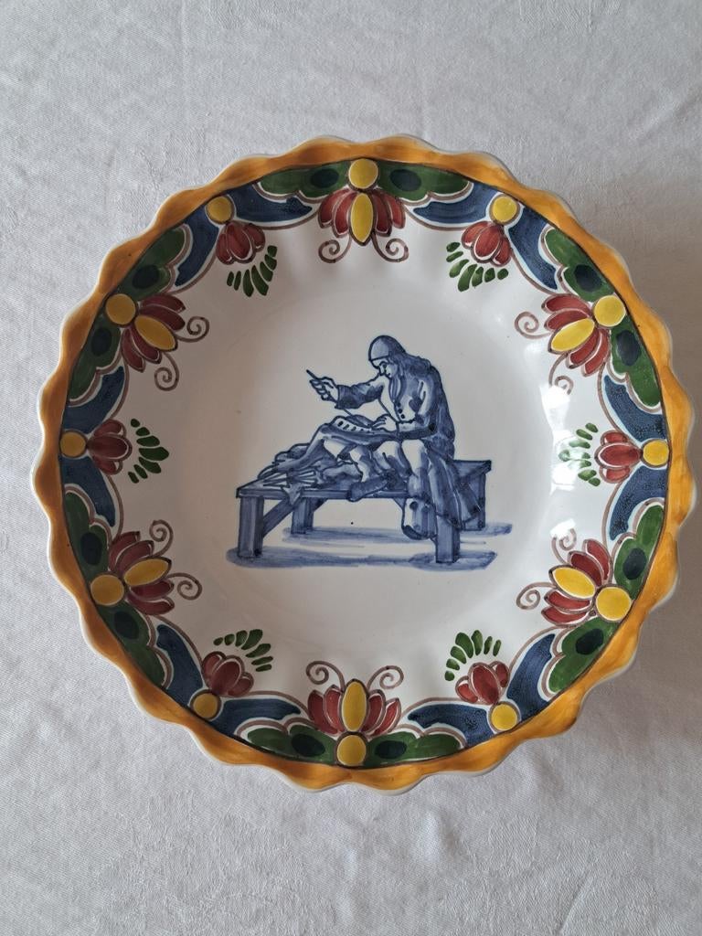 Aardewerk bord Aurora Workum met kleermaker, Ø 20 cm, Ophalen of Verzenden