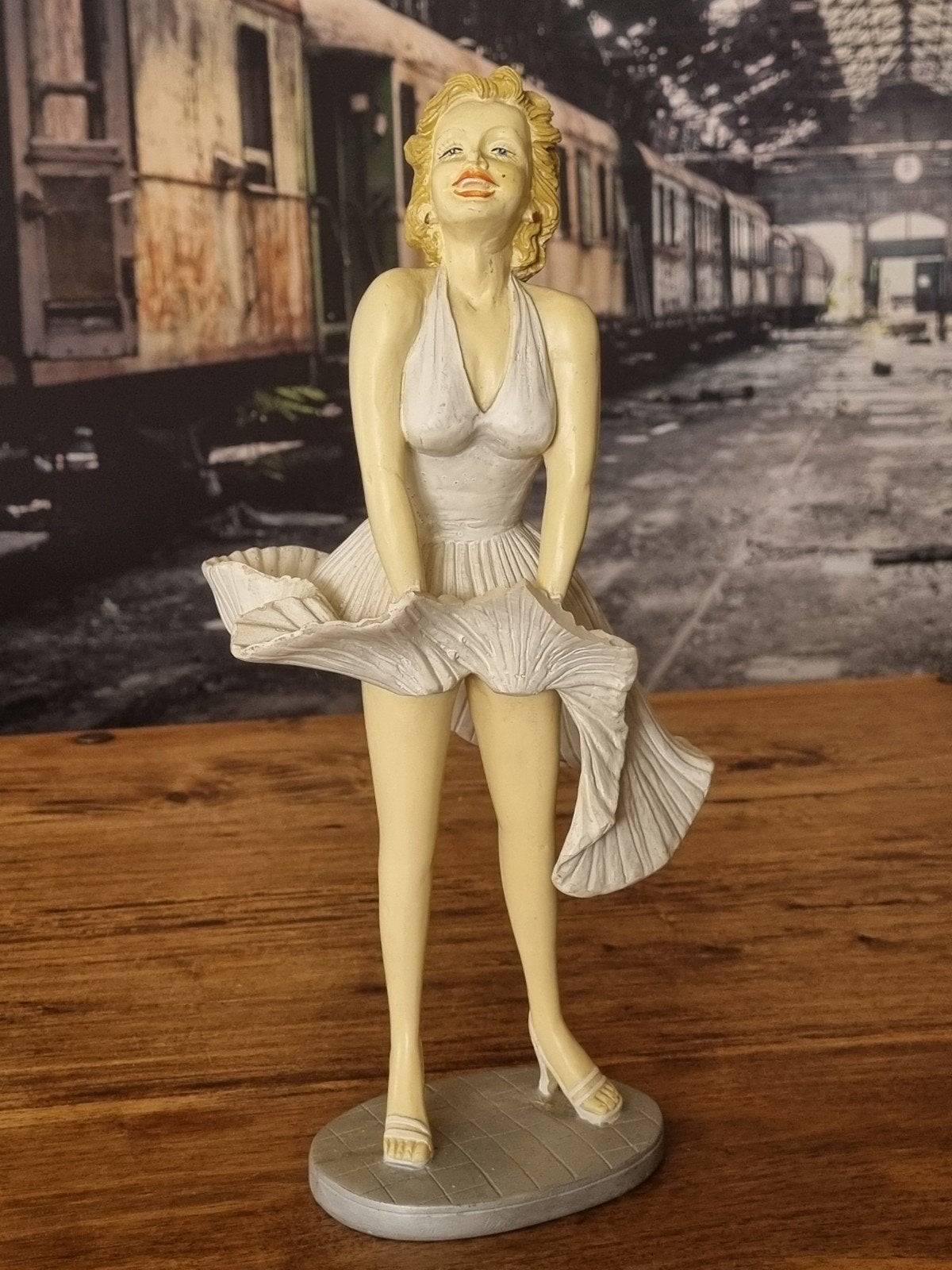 Marilyn Monroe beeldje - In Pose, Ophalen of Verzenden, 20 - 50 cm, Wit, Beeld
