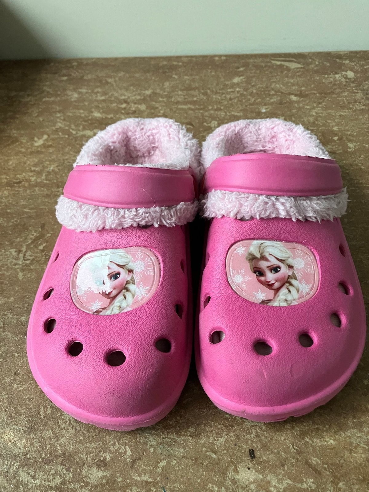 Roze Elsa nep-Crocs met voering - Maat 32/33, Ophalen, Gebruikt, Meisje, Schoenen