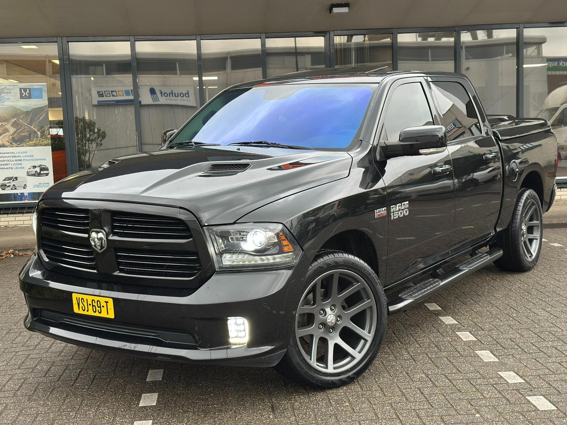 Dodge Ram 1500 5.7 V8 4x4 Quad Cab 6'4, Automaat, Gebruikt, 5654 cc, Zwart