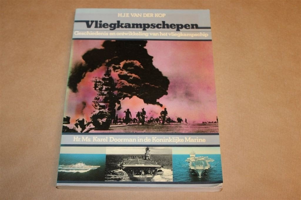 Vliegkampschepen — Hr. Ms. Karel Doorman en de Marine, Ophalen of Verzenden, Tweede Wereldoorlog, Gelezen, Overige onderwerpen