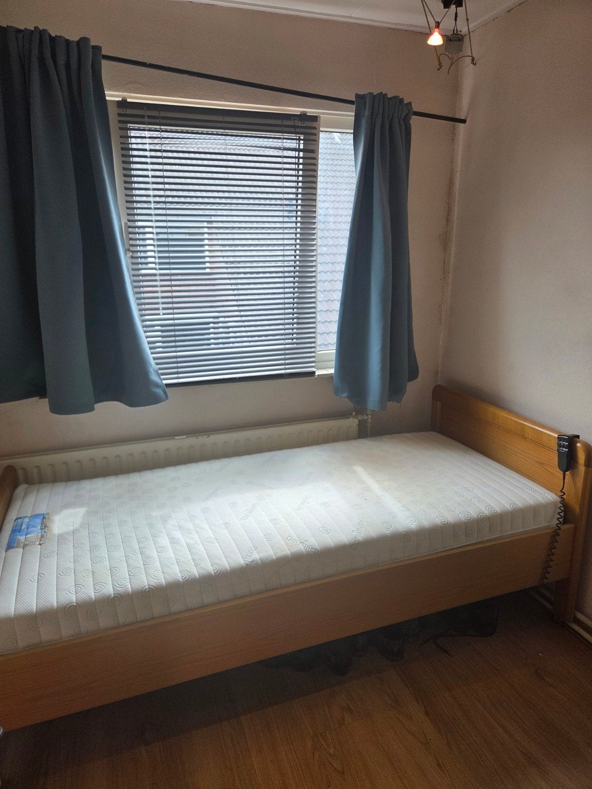 Elektrisch Seniorenbed 200x90 cm, compleet met matras, Ophalen, 90 cm, Eenpersoons, Bruin