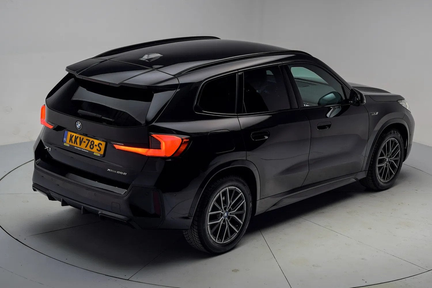Foto 14 van BMW X1 xDrive25e M Sport Shadow [ SOH 92,5% ] [ LED HUD 360