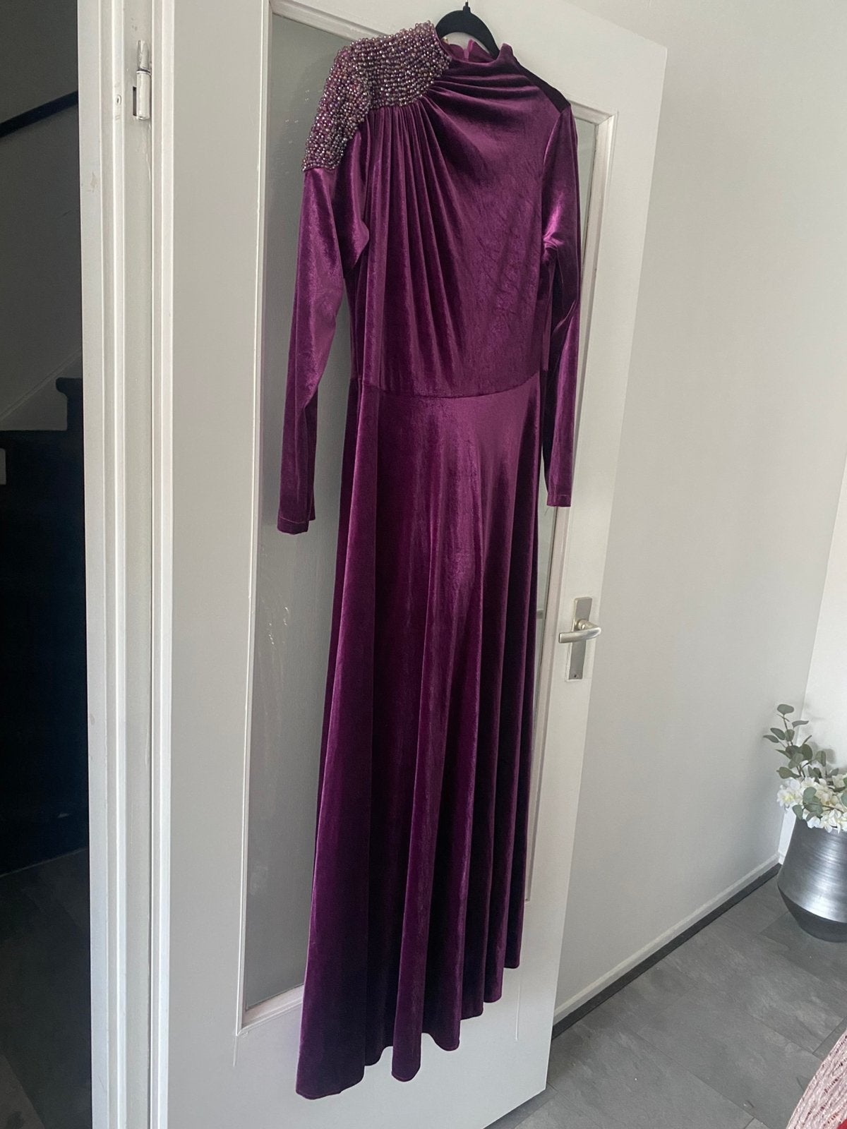 Paarse fluwelen jurk met steentjes op de ene schouder nieuw, Galajurk, Paars, Maat 46/48 (XL) of groter, Nieuw