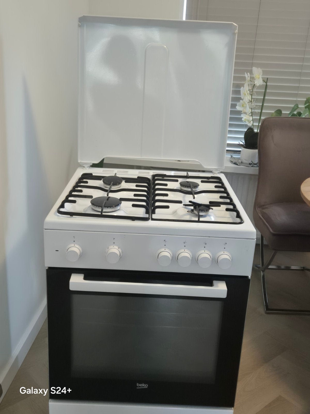 Zo goed als nieuwe BEKO gasfornuis met oven, Witgoed en Apparatuur, Fornuizen, Zo goed als nieuw, Gas, 4 kookzones, Ophalen of Verzenden