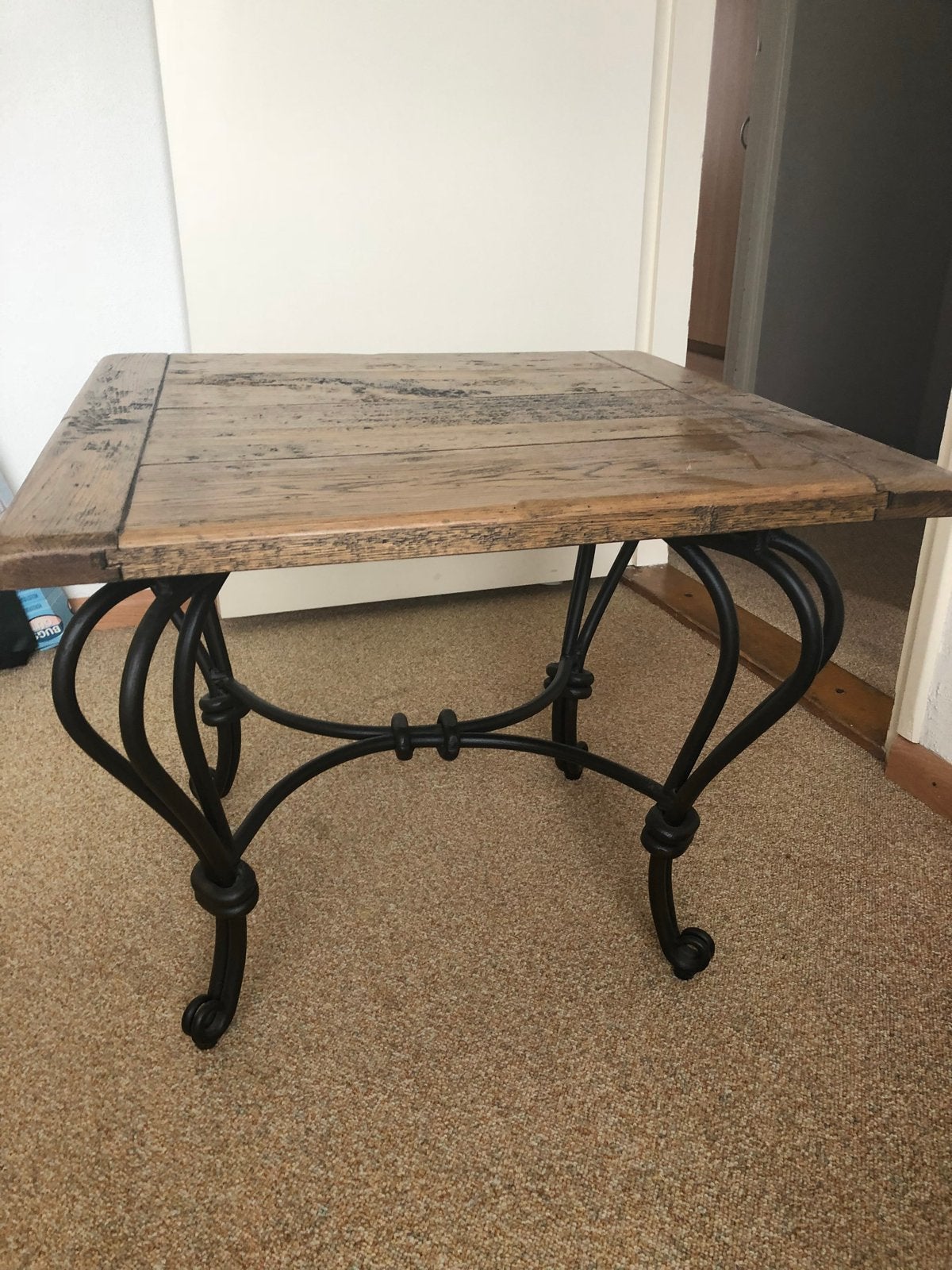 Robuuste bijzettafel met houten blad en metalen onderstel, Ophalen, 50 – 75, Minder dan 50 cm, Gebruikt