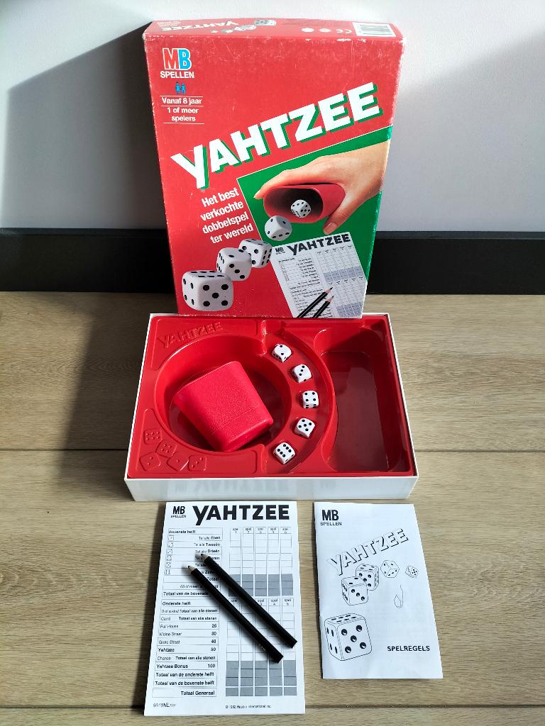 Yahtzee - spel van MB Spellen - rode doos, Hobby en Vrije tijd, Gezelschapsspellen | Bordspellen, Vijf spelers of meer, Ophalen of Verzenden