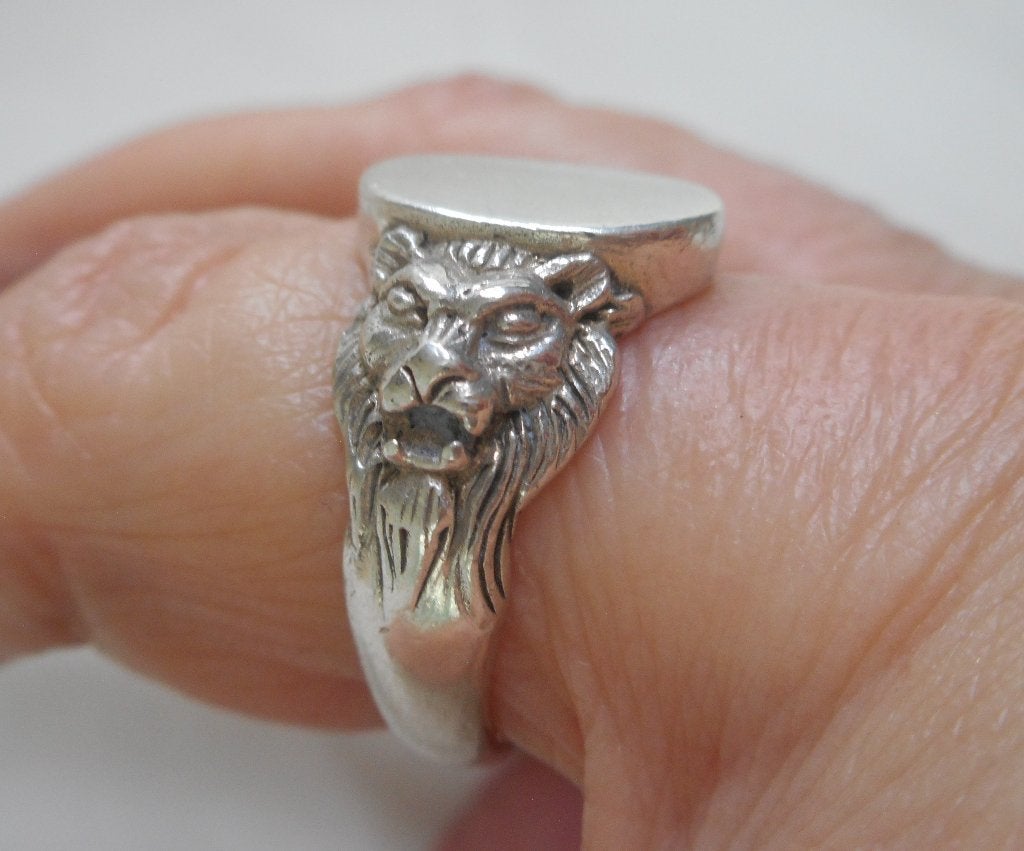 Zilveren ring met leeuwenkoppen maat 17 nr.651, Gebruikt, Verzenden, 17 tot 18, Dame of Heer