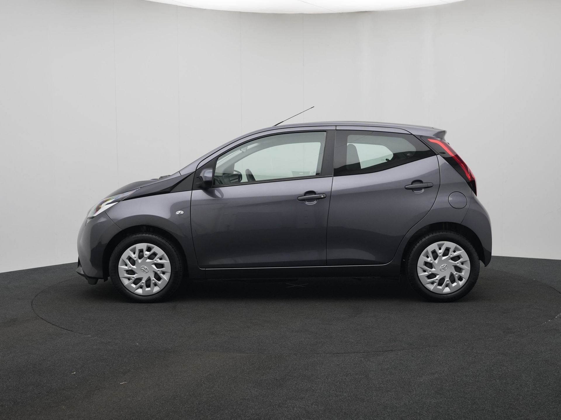 Toyota Aygo 1.0 VVT-i x-play | NL Auto | Dealer Onderhouden, Auto's, Toyota, Voorwielaandrijving, 12 maanden, Stof, Gebruikt