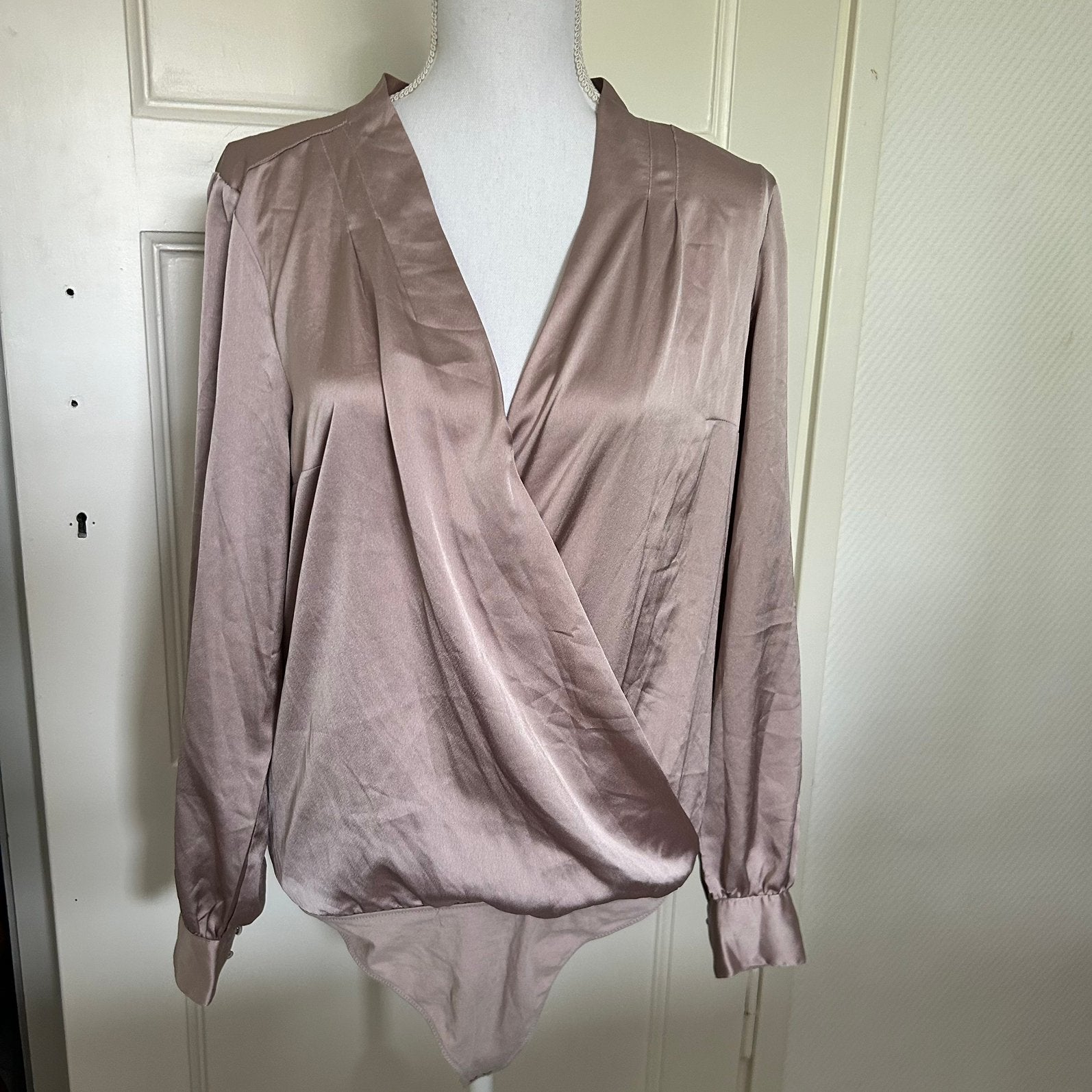 Abercrombie & Fitch Satijnen Body – Taupe/Champagne – Maat L, Kleding | Dames, Blouses en Tunieken, Ophalen of Verzenden, Gedragen