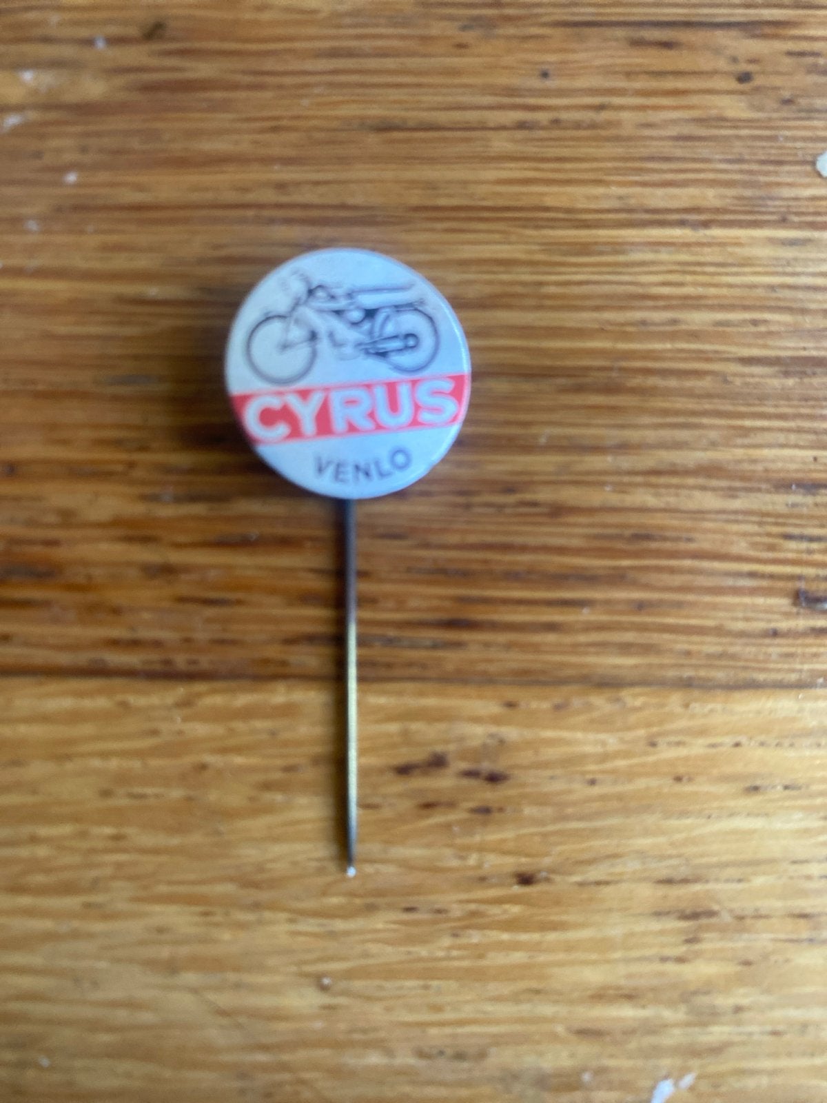 Vintage Cyrus Venlo Speldje - Fiets/Bromfiets, Verzamelen, Speldjes, Pins en Buttons, Gebruikt, Speldje of Pin, Transport, Ophalen of Verzenden