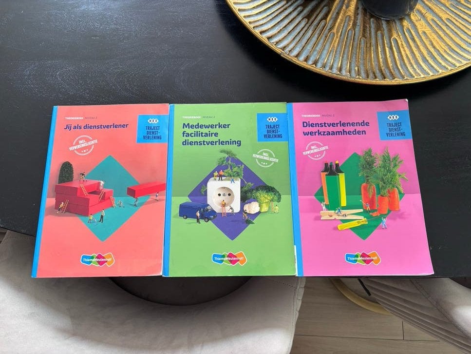 ThiemeMeulenhoff MBO 2 Dienstverlening Boeken (3 stuks), Ophalen of Verzenden, Gelezen, VMBO