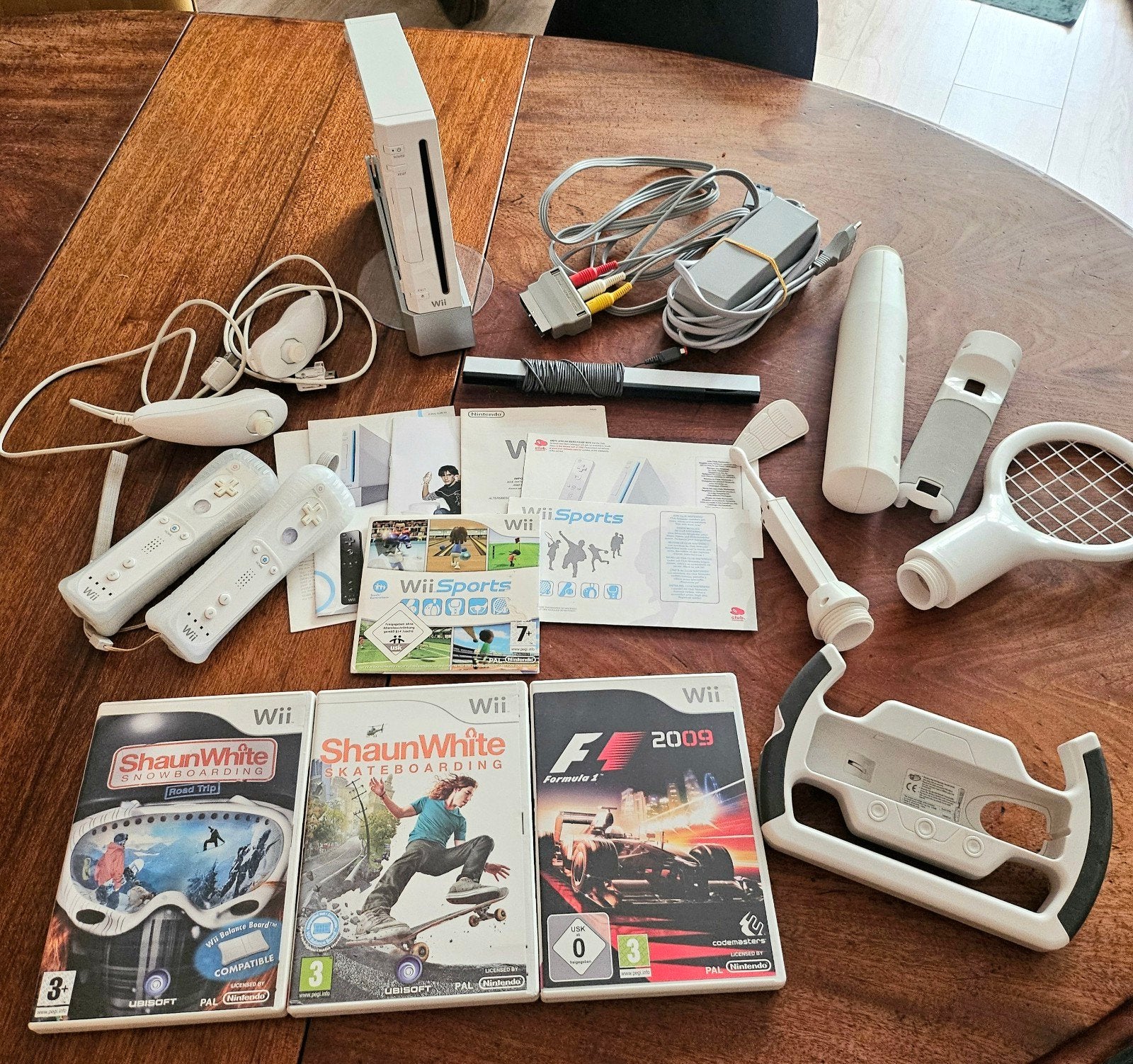 Nintendo Wii sports editie met spelletjes., Spelcomputers en Games, Ophalen of Verzenden, Zo goed als nieuw, Met 2 controllers