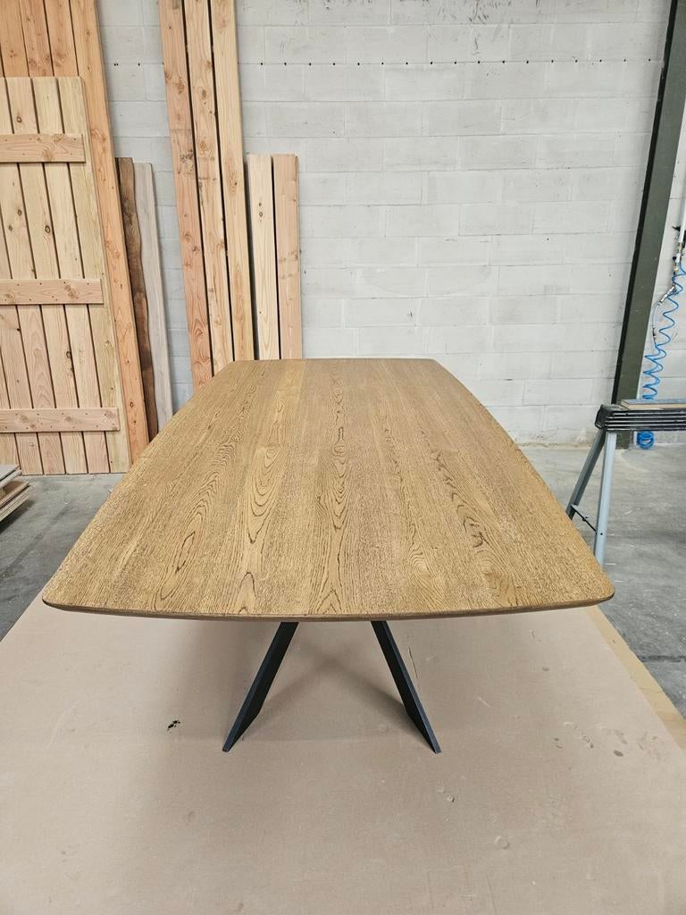 Zo goed als nieuwe Deens ovale tafel Castle Brown 2c, Huis en Inrichting, Tafels | Eettafels, Info@maasinterieurs.nl, 5272PA, bedrijvenweg 23 in Sint-Michielsgestel