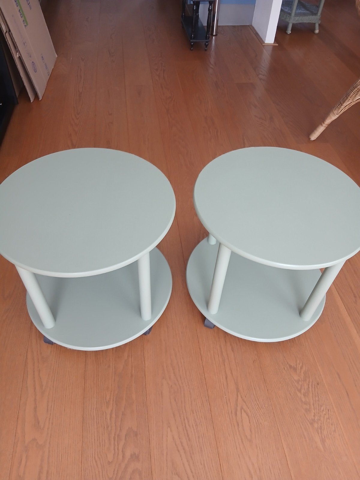 Lichtgroenen ronde bijzettafeltje op wieltjes, Huis en Inrichting, Ophalen, Minder dan 45 cm, Minder dan 55 cm, Gebruikt