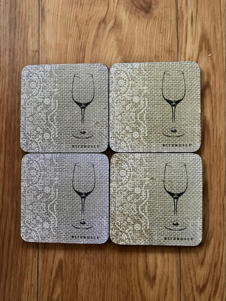 Riverdale Onderzetters - Set van 4 met Wijnglas Design, Ophalen of Verzenden, Zo goed als nieuw, Glas of Kopje