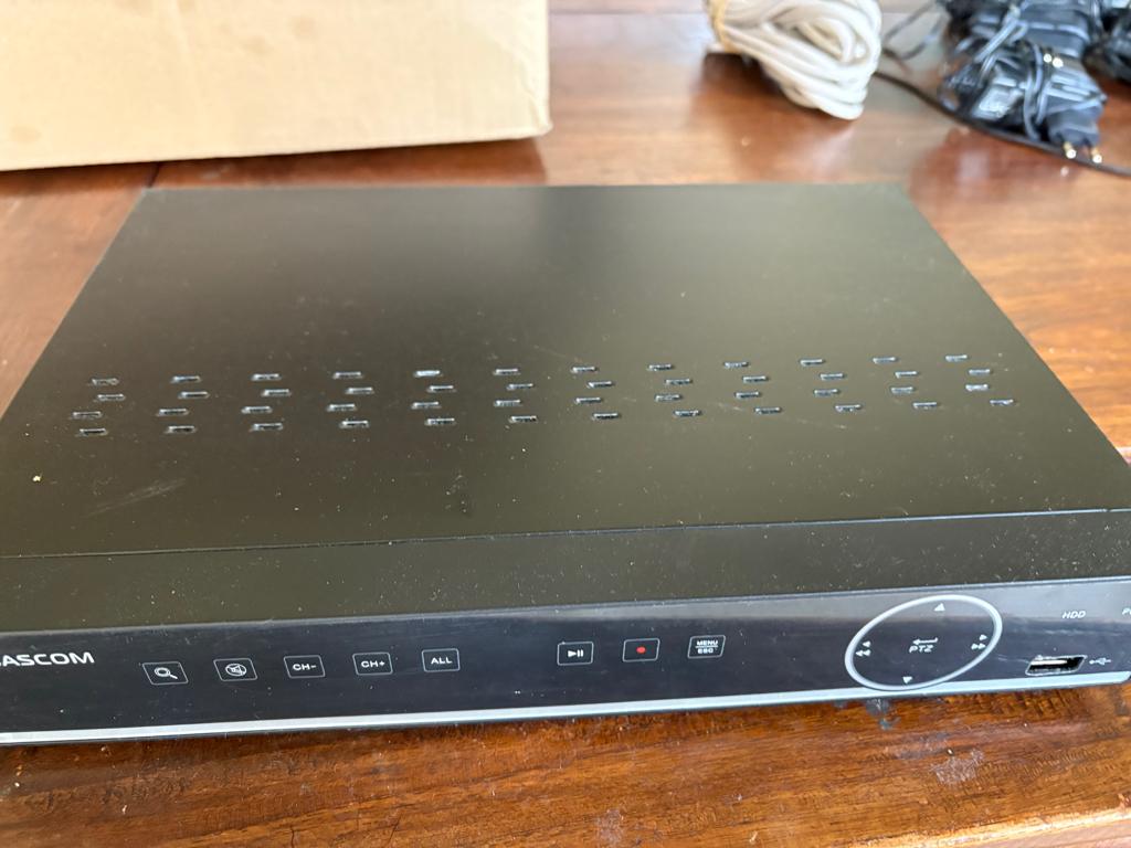 Bascom 8-kanaals HD DVR met 6 HD dome camera's, Ophalen, Gebruikt, Binnencamera